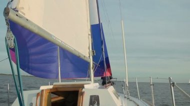 Rüzgar enerjisi altında yelken yat