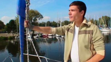 Adam yelkenli yat üzerinde