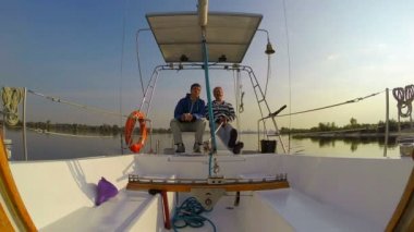 oturma ve konuşmaya yatçılar