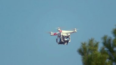 Gökyüzünde uçan Quadrocopter