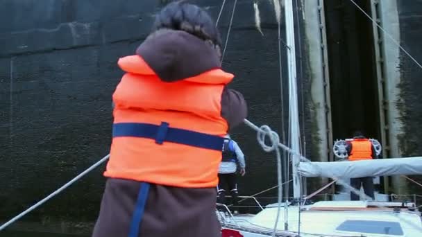 Marinero trabajando en la cubierta del barco — Vídeos de Stock