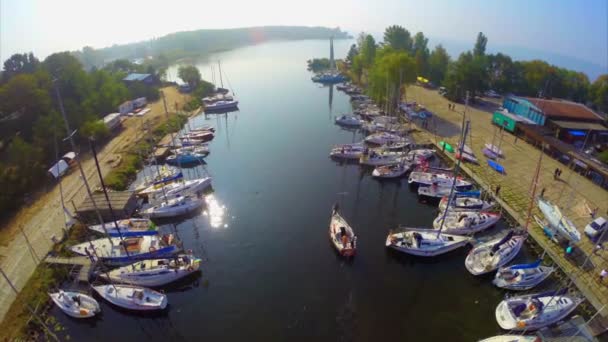 Hafen mit Yachten und Motorbooten — Stockvideo