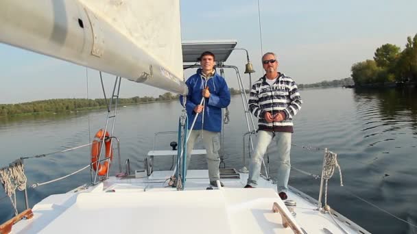 Marinai sul ponte di yacht a vela — Video Stock