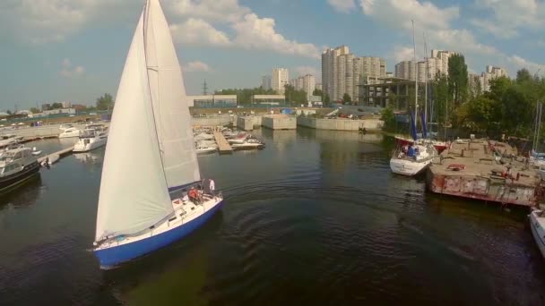 Yate de vela saliendo del puerto deportivo — Vídeos de Stock