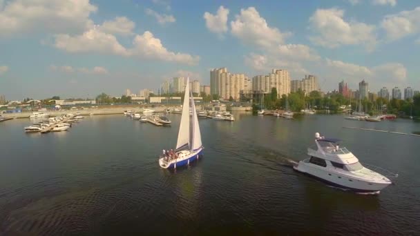 Jacht żaglowy na miasto rzeki — Wideo stockowe