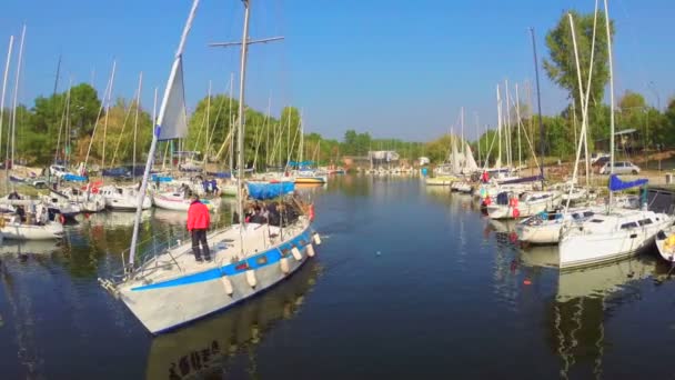 A turisták vitorlás hajó — Stock videók