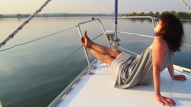 Donna sdraiata sul ponte di yacht a vela — Video Stock