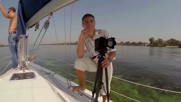 Мужские туристы на яхте — стоковое видео