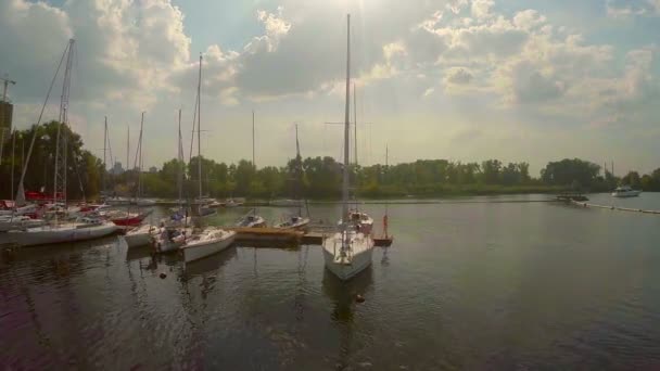 Zeilboten in kleine stad haven — Stockvideo