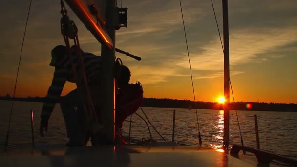 Tripulación trabajando en yate de vela — Vídeo de stock