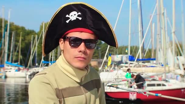 Homme portant un chapeau pirate — Video