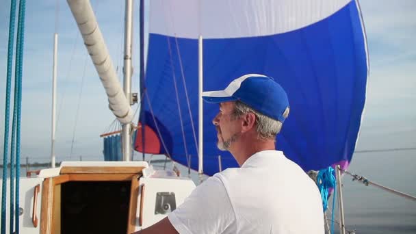 Hombre marinero en velero — Vídeos de Stock