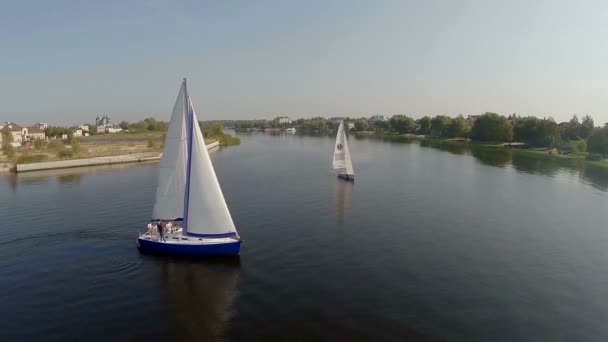 Парусные яхты на широкой реке — стоковое видео