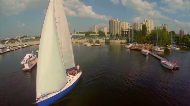 离开码头的帆船 — 图库视频影像