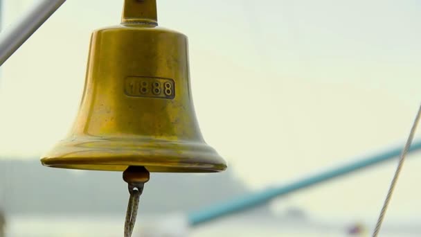 Sonando una campana de barco tradicional — Vídeo de stock