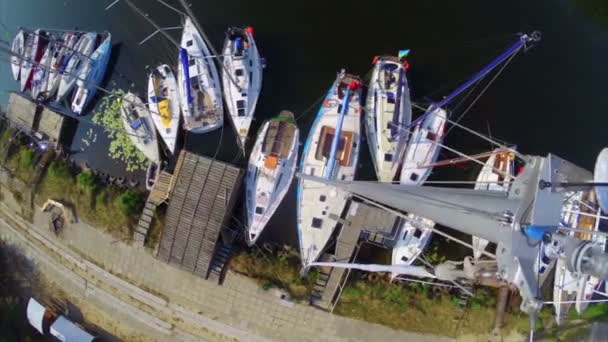 Lågt flygande drone i hamnen — Stockvideo