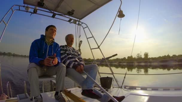 Mannen yachting op rivier — Stockvideo