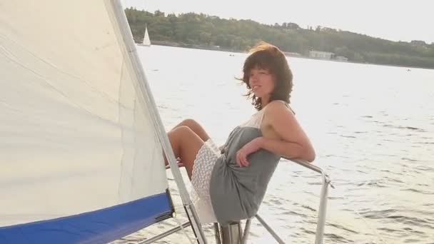 Kvinnan avkopplande på segelbåt — Stockvideo