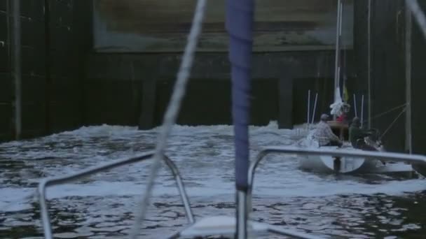 Екіпаж чекає на човнову палубу — стокове відео