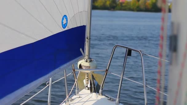 Yate de vela en el río — Vídeo de stock