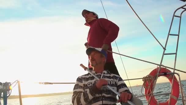 Matroos en kapitein op zeilboot — Stockvideo