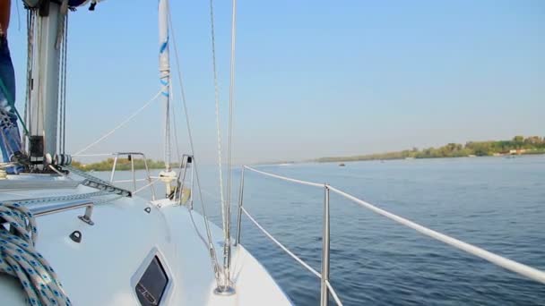 Segeln auf dem Fluss an einem Sommertag — Stockvideo