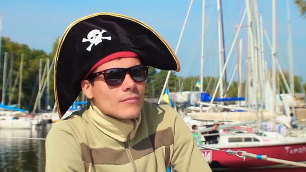 Guy dragen pirate hat — Stockvideo