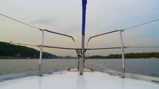 Sailing yacht on wide river — Stock Video