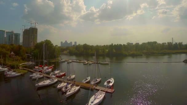 Panorama van kleine jachthaven — Stockvideo