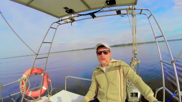Člověk na dovolené na jachtě jachting — Stock video