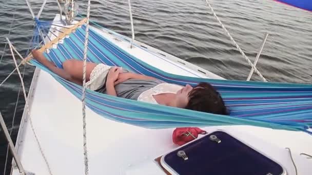 Girl lying in hammock — Stock Video