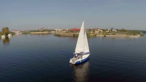 Yacht cruising på floden — Stockvideo