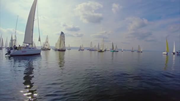 Silhouetten von Yachten im Meer — Stockvideo