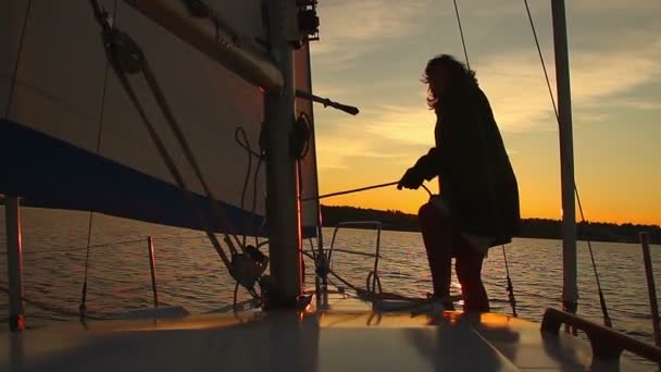 Vrouw matroos werken op zeilboot — Stockvideo