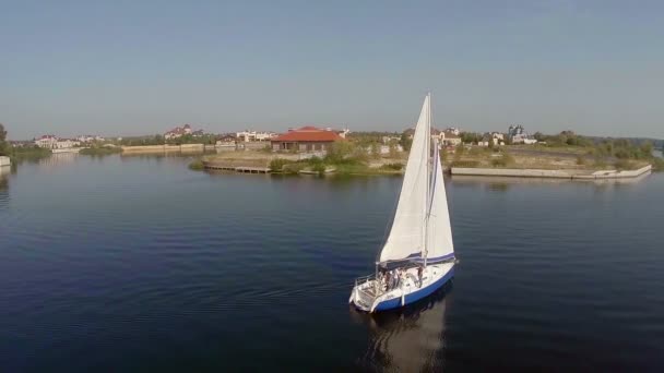 川沿いの高級ヨット — ストック動画