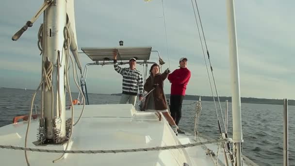Друзья на парусной яхте — стоковое видео