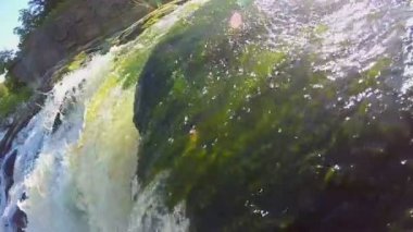 Kayaların üzerine çalışan su