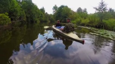 Nehri üzerinde tekne turist