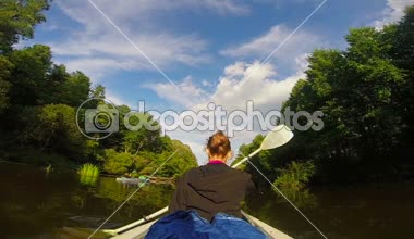 Kız kürek çekmeye tekne Nehri üzerinde
