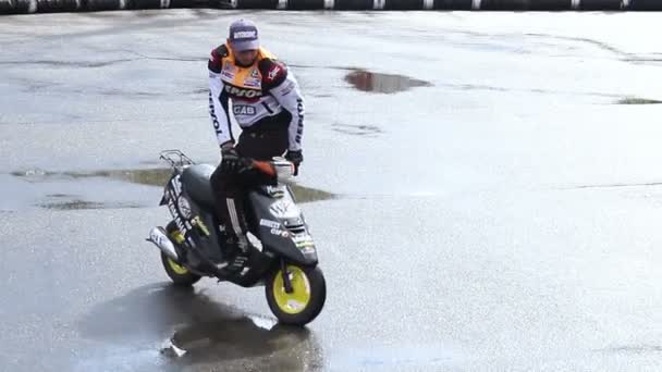 Stuntman riding motorcycle backwards — Stock Video