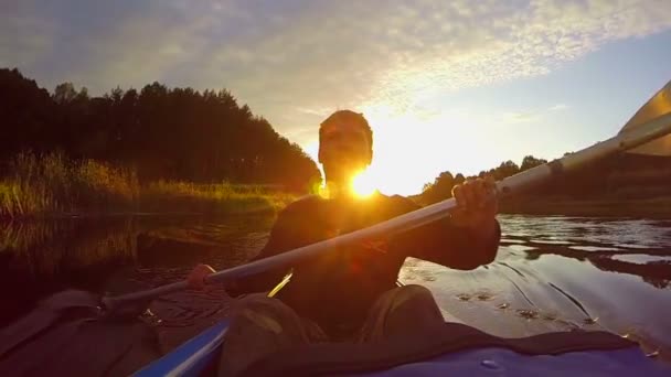 カヤックを漕ぐ男のシルエット — ストック動画
