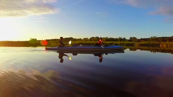 Män båtturer på floden vid solnedgången — Stockvideo