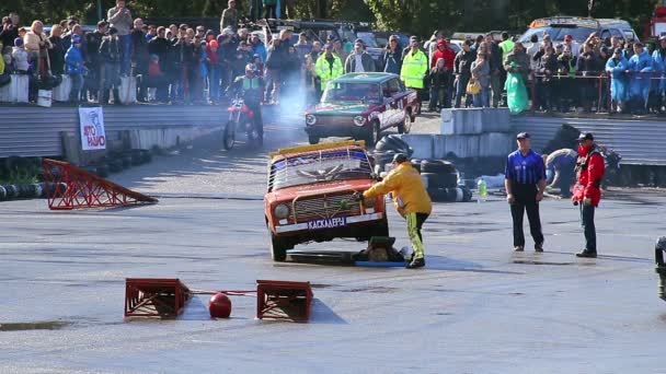 Stuntman realizando acrobacias que desafían la muerte — Vídeo de stock