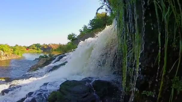 Éclaboussures de cascade contre les roches — Video