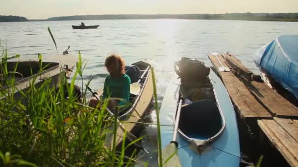 Meisje wachten in boot — Stockvideo