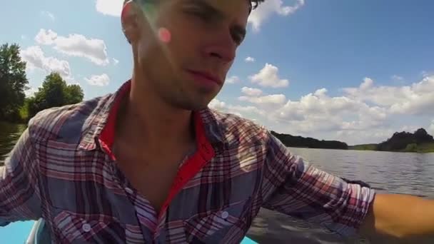 Man paddling kayak on river — Stock Video