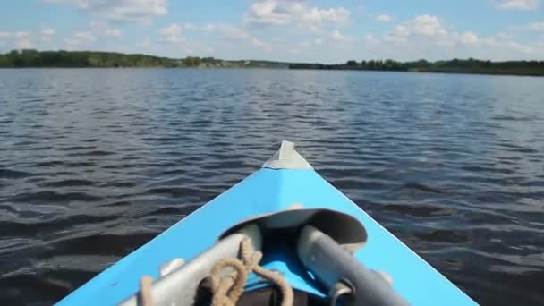 Човен рухається крізь воду — стокове відео