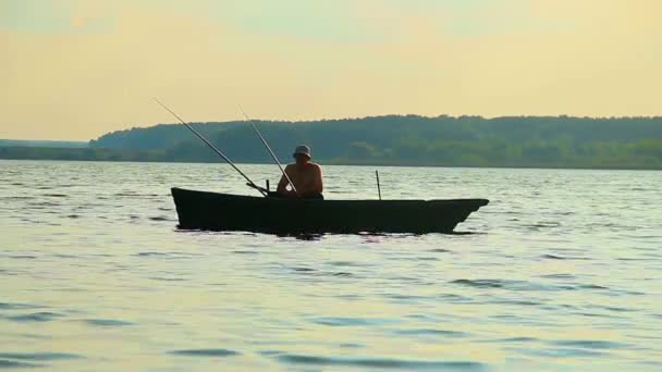 Pêcheur assis dans le bateau — Video