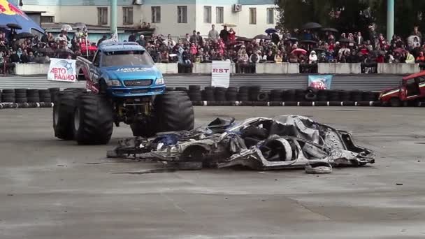 Monstertruck loopt over auto 's — Stockvideo