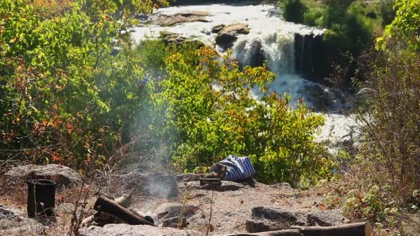 Camping nära vattenfallet — Stockvideo